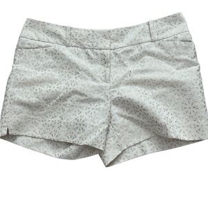 THE LIMITED Low Rise White Print Casual Chino Shorts Women's Size 12